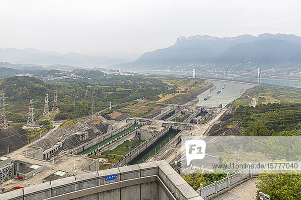 Blick auf Schiffsschleusen am Drei-Schluchten-Damm in Sandouping  Sandouping  Hubei  China  Asien