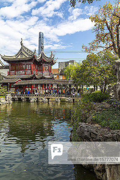 Blick auf traditionelle und zeitgenössische chinesische Architektur im Yu-Garten  Shanghai  China  Asien
