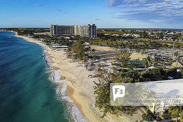 Luftaufnahme des Seven Mile Beach  Grand Cayman  Kaimaninseln  Karibik  Mittelamerika