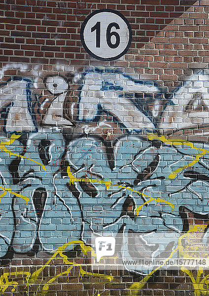 Backsteinfassade mit Graffiti,  Industriegelände