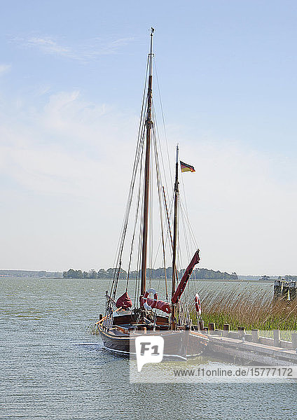Segelboot in Wieck am Darß  Ostsee