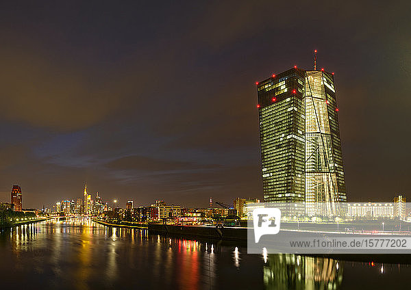 EZB in Frankfurt  Hessen  Nachtaufnahme