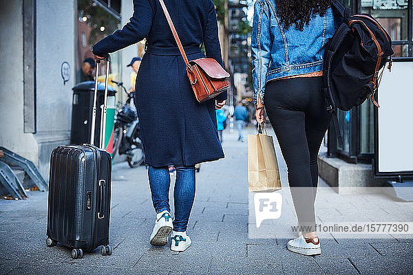 Niedriger Anteil von Frauen mit Gepäck  die am Wochenende in der Stadt auf dem Bürgersteig gehen