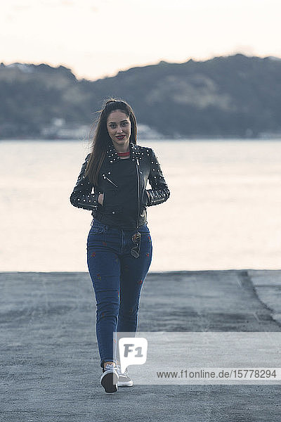 Frau  die auf einem Fußweg am Meer in Lissabon  Portugal  spazieren geht