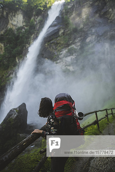 Frau mit Rucksack am Wasserfall