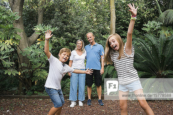 Kinder posieren vor ihren Eltern im Busch