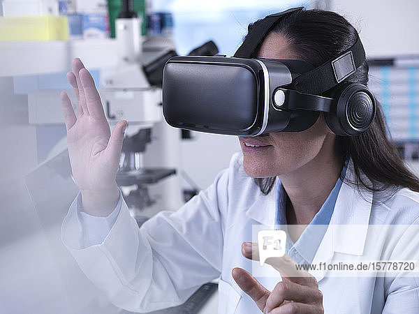 Wissenschaftlerin nutzt virtuelle Realität  um ein Forschungsexperiment im Labor zu verstehen