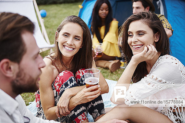 Freunde sitzen und genießen Musikfestival