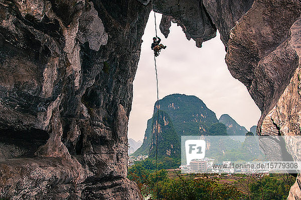 Sportklettern auf Kalkstein in Yangshuo Guangxi China