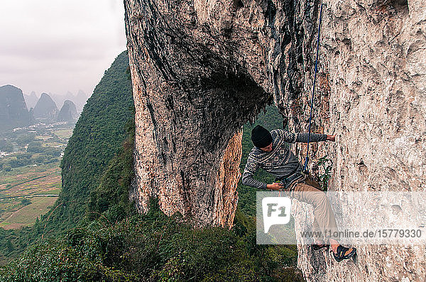 Sportklettern auf Kalkstein auf dem Mondberg Yangshuo Guangxi China