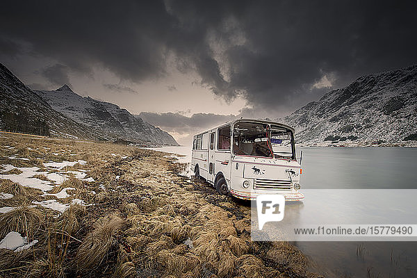 Verlassenes Wohnmobil im Fjord  Hamnøy i Lofoten  Nordland  Norwegen
