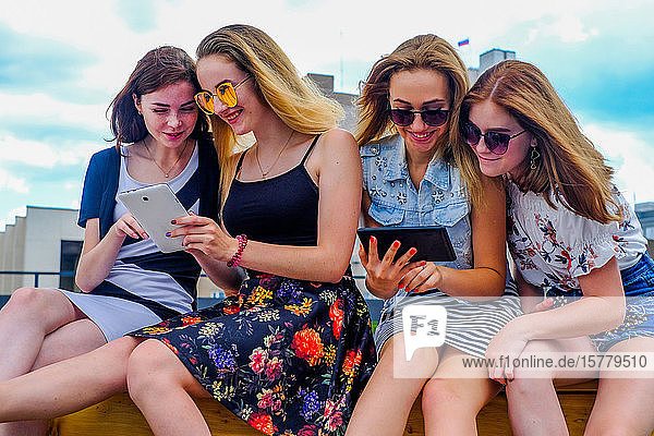 Freunde im Urlaub mit digitalem Tablet
