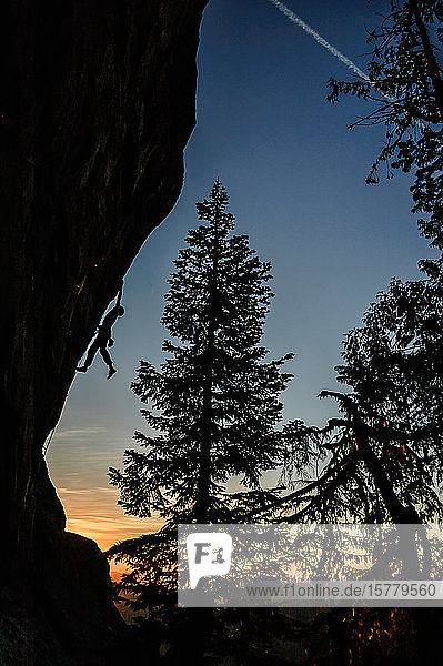 Silhouette eines Kletterfelsen bei Sonnenuntergang Flagstone Eugene Oregon Vereinigte Staaten