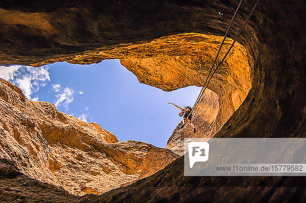 Abseilen des Mannes Niedrigwinkelansicht Smith Rock State Park Terrebonne Oregon Vereinigte Staaten