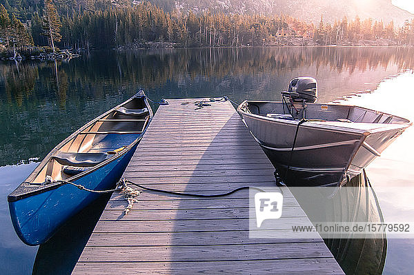 Kanu und Motorboot am Holzpier am Echo Lake  High Sierras  Kalifornien  USA