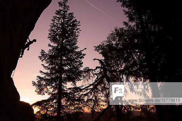 Silhouette eines Kletterfelsen bei Sonnenuntergang Flagstone Eugene Oregon Vereinigte Staaten