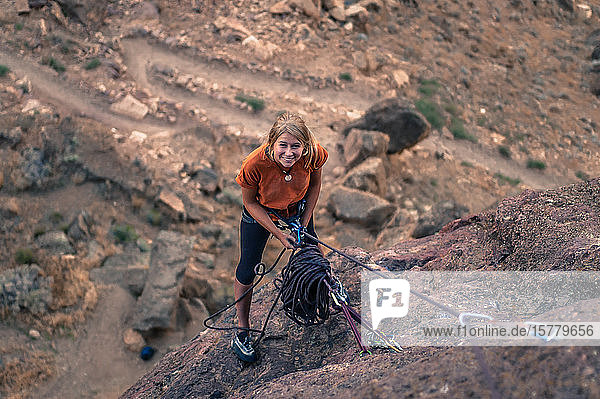 Frau hält Kletterseil und schaut lächelnd nach oben Smith Rock State Park Terrebonne Oregon Vereinigte Staaten