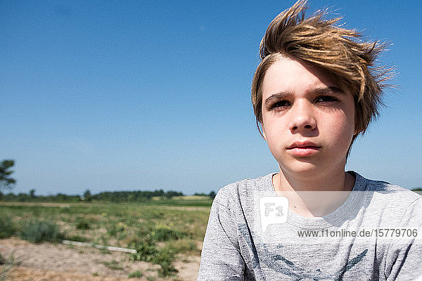 Junge im Teenager-Alter  flache Landschaft im Hintergrund