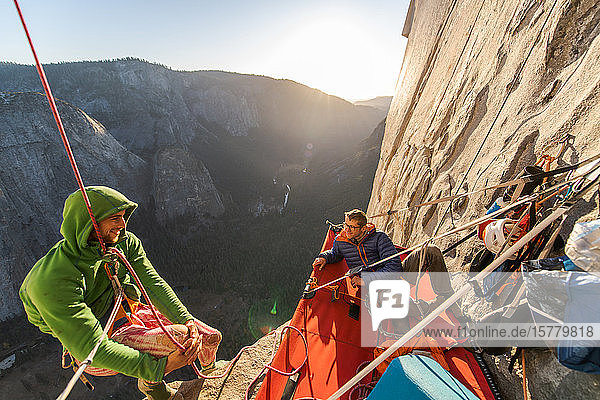 Zwei Bergsteiger in einem Portal an der Nase  El Capitan  Yosemite National Park