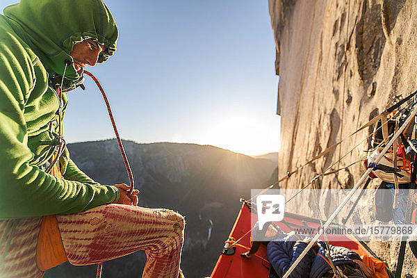 Zwei Bergsteiger in einem Portale in The Nose El Capitan Yosemite National Park.