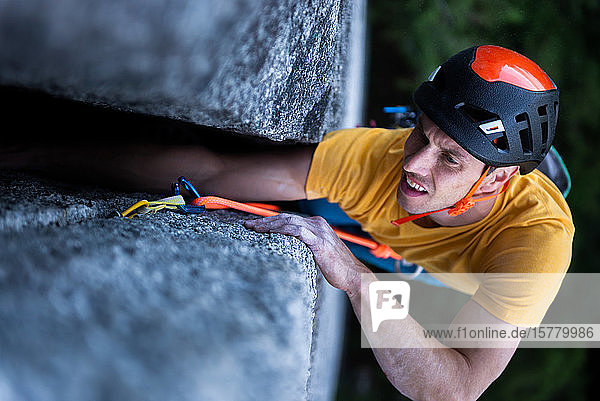 Ein Bergsteiger beim traditionellen Klettern auf Granit Tantaluswand Squamish