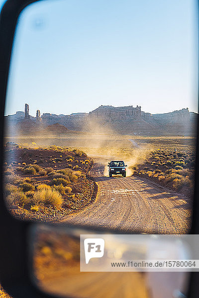 Geländefahrzeug fährt durch das Tal der Götter  Utah  USA