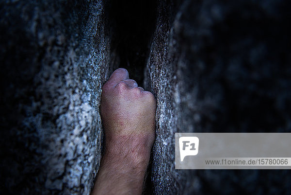 Hand eingekeilt in einem Riss in einer Felswand traditionelles Klettern auf Granit Tantaluswand Squamish