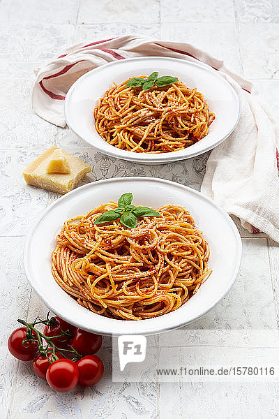 Spaghetti-Teller mit Tomatensauce  Parmesankäse und Basilikum