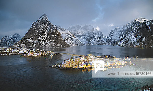 Norwegen  Moskenes  Lofoten  Sakrisoy  Fischerdorf bei Sonnenaufgang im Winter