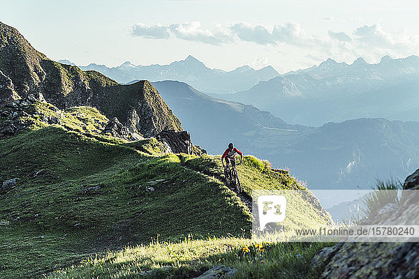 Mountainbiker auf einem Weg auf einem Bergrücken  Graubünden  Schweiz