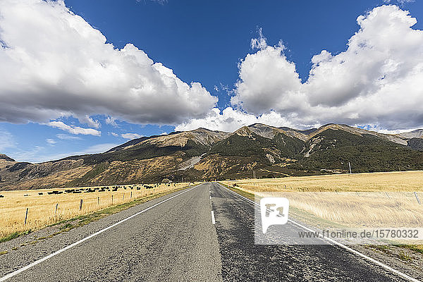 Neuseeland  Grey District  Inchbonnie  Wolken über dem leeren State Highway 73 mit Bergen im Hintergrund