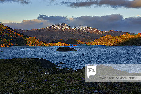 Chile  Ultima-Esperanza-Provinz  Nordenskjold-See im Morgengrauen