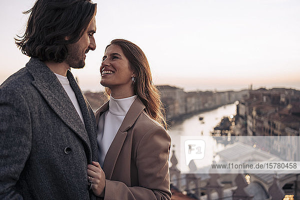 Zärtliches junges Paar auf einem Balkon über der Stadt Venedig  Italien