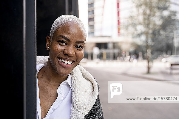 Porträt einer selbstbewussten Geschäftsfrau  lächelnd