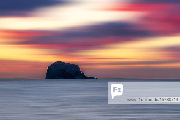 UK  Schottland  Firth of Forth bei stimmungsvollem Sonnenaufgang mit der Silhouette des Bass Rock im Hintergrund