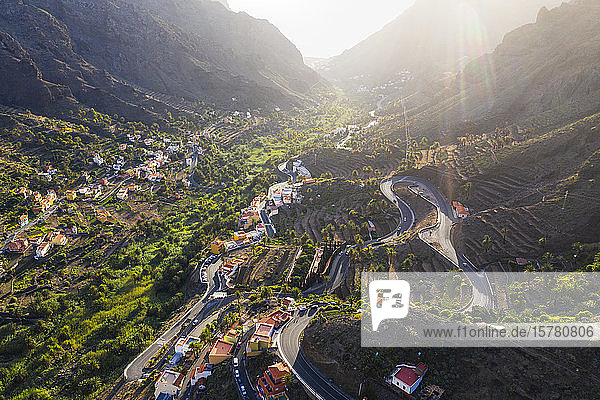 Spanien  Kanarische Inseln  La Gomera  Valle Gran Rey  El Retamal  Luftaufnahme von Städten und Straßen in Berglandschaft