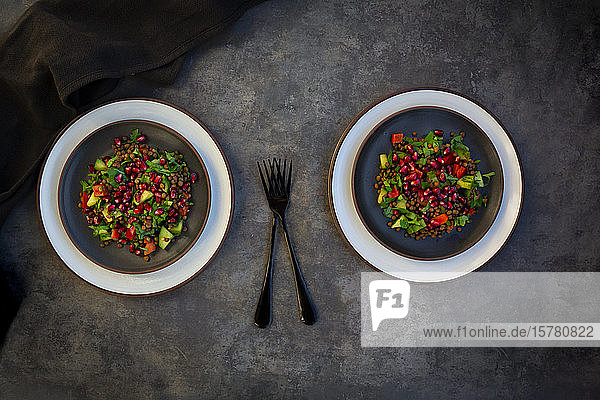 Orientalischer Linsensalat mit Linsen Gurken Paprika Petersilie und Granatapfelkernen