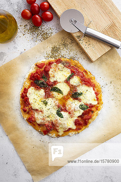 Verzehrfertige hausgemachte Pizza Margharita