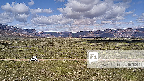 Südafrika  Westkap  Blanco  Luftaufnahme eines weißen 4x4  der auf Feldwegen in Richtung Berge fährt