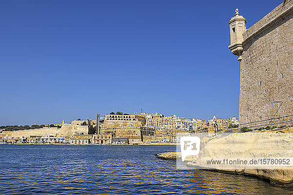 Malta Birgu Fort St. Angelo und Blick auf Valetta in der Ferne