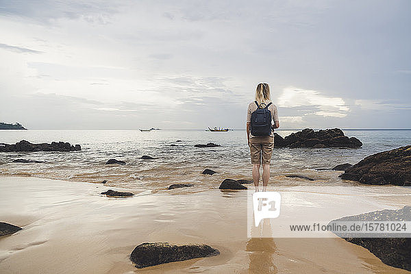 Rückansicht einer Frau am Strand Nai Thon Beach  Phuket  Thailand