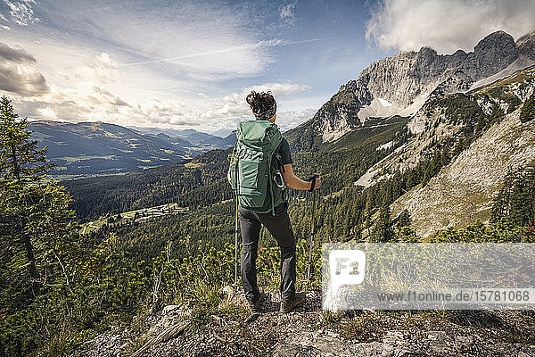 Frau wandert am Wilden Kaiser und genießt die Aussicht  Kaisergebirge  Tirol  Österreich