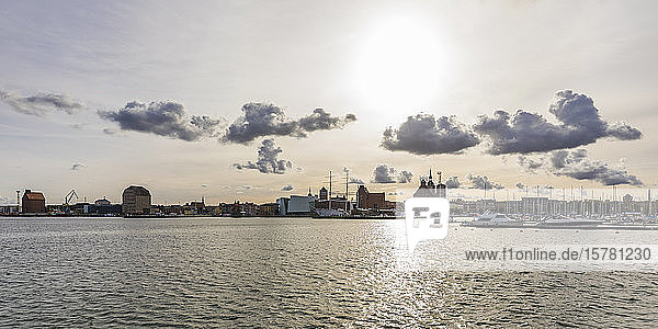 Deutschland  Mecklenburg-Vorpommern  Stralsund  Sonnenuntergang über dem Hafen der Küstenstadt