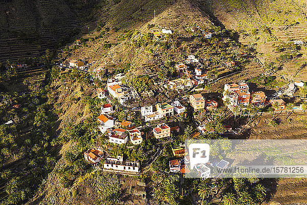 Spanien  Kanarische Inseln  La Gomera  Valle Gran Rey  Lomo del Balo  Luftaufnahme der Stadt in Berglandschaft