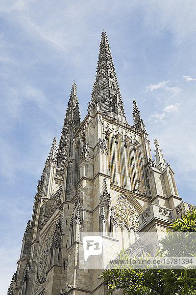 Frankreich  Gironde  Bordeaux  Niedrigwinkelansicht der Türme der Kathedrale von Bordeaux