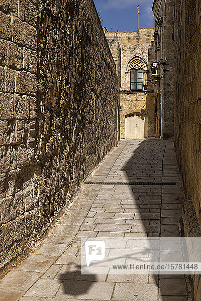 Malta Mdina Enge gepflasterte Straße und mittelalterliche Steinmauern in der alten Hauptstadt - Silent City