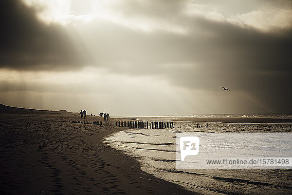 Deutschland  Schleswig-Holstein  Sonnenlicht durchdringt Wolken über dem Sandstrand der Insel Sylt in der Abenddämmerung