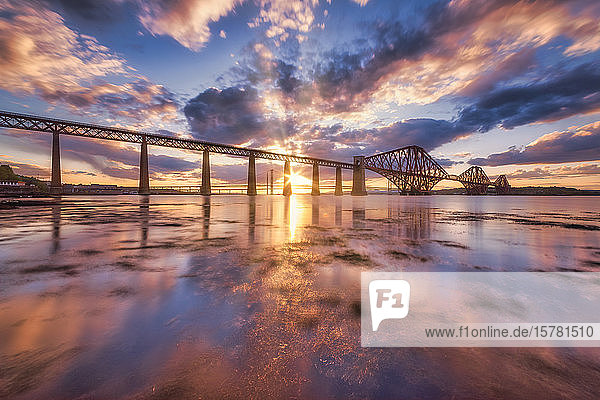 Großbritannien  Schottland  South Queensferry  Forth Bridge bei dramatischem Sonnenuntergang