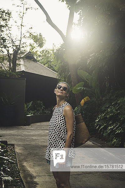 Frau in einem tropischen Garten  Nai Thon Beach  Phuket  Thailand