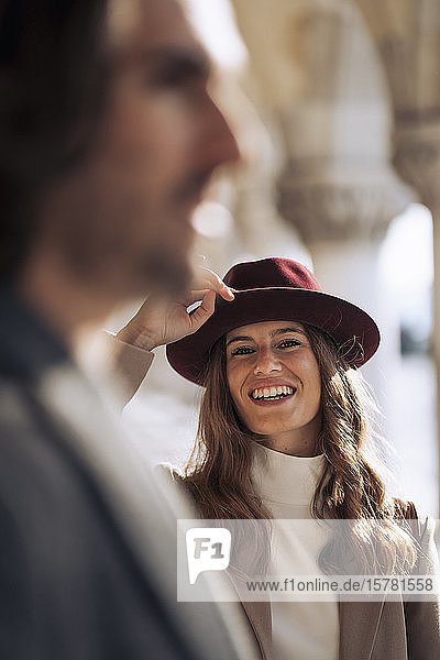 Porträt einer glücklichen jungen Frau mit Freund zu Besuch in der Stadt Venedig  Italien